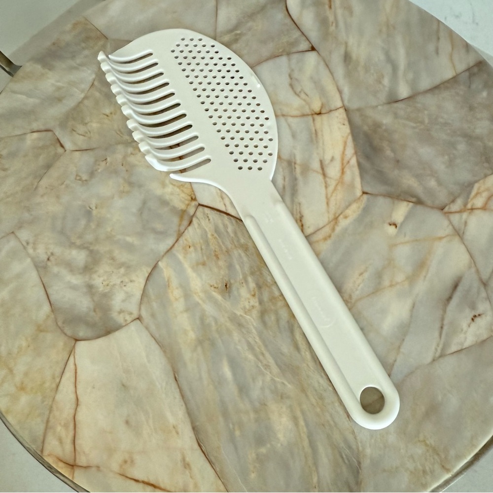 White Detangling Spaghetti Pasta‎ Serving Brush